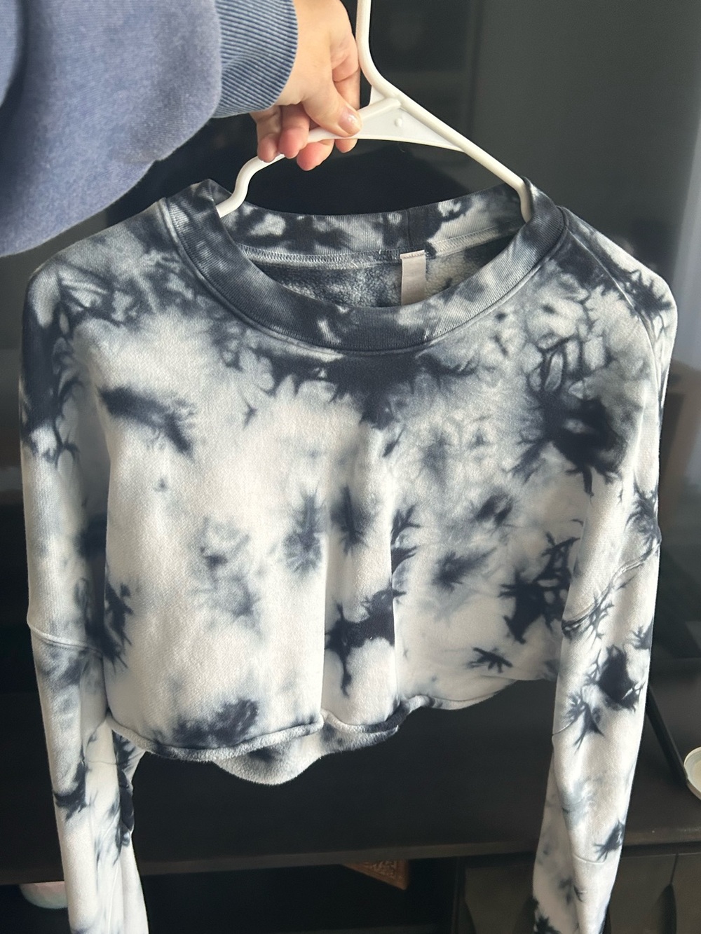 ALO cropped tie die sweatshirt / black/white
